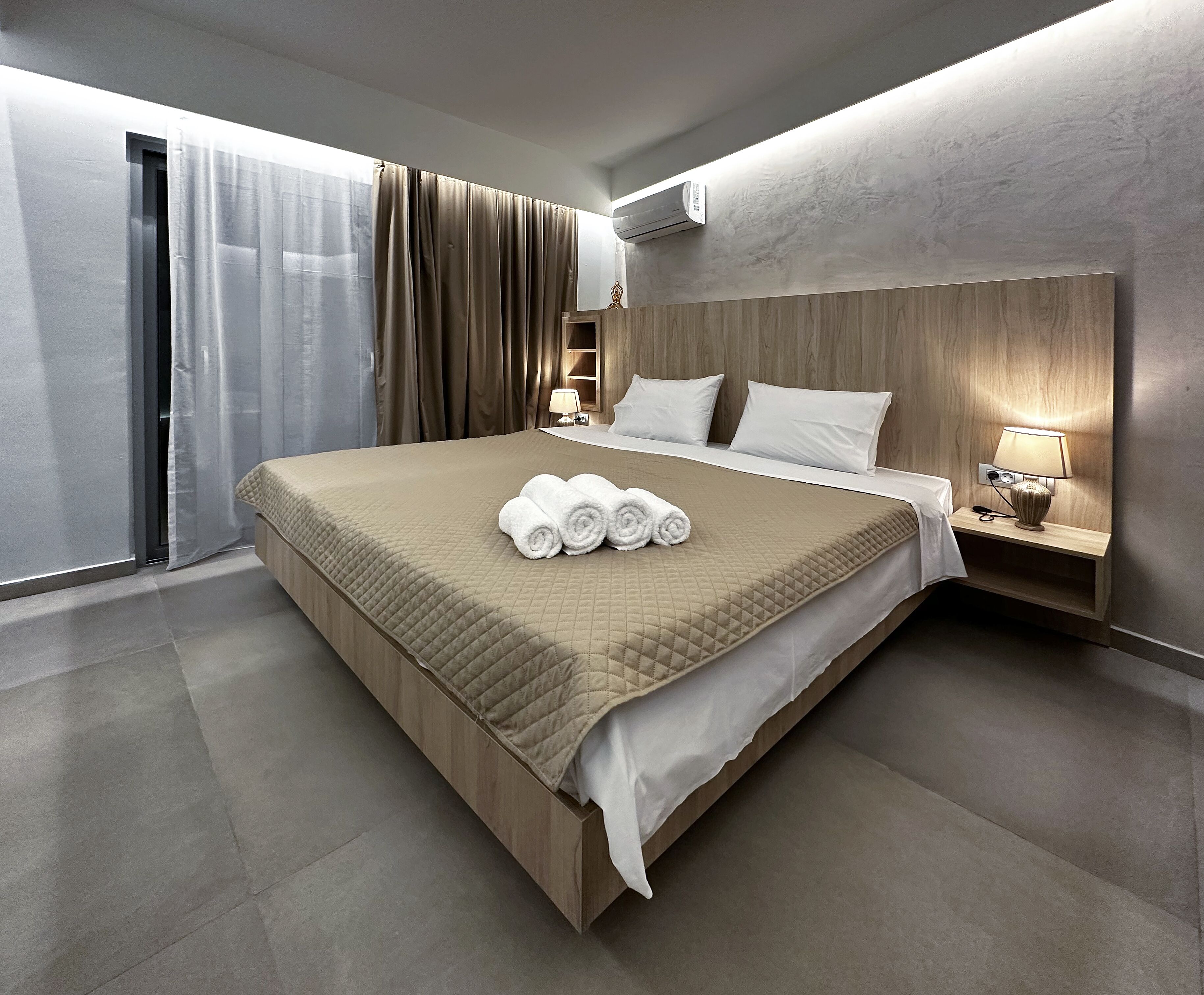 Junior Suite, 1 King Bed, Jetted Tub, City View | Minibar, blackout drapes, soundproofing, iron/ironing board