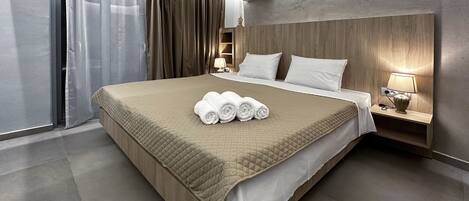 Suite Junior, 1 très grand lit, bain à remous, vue ville