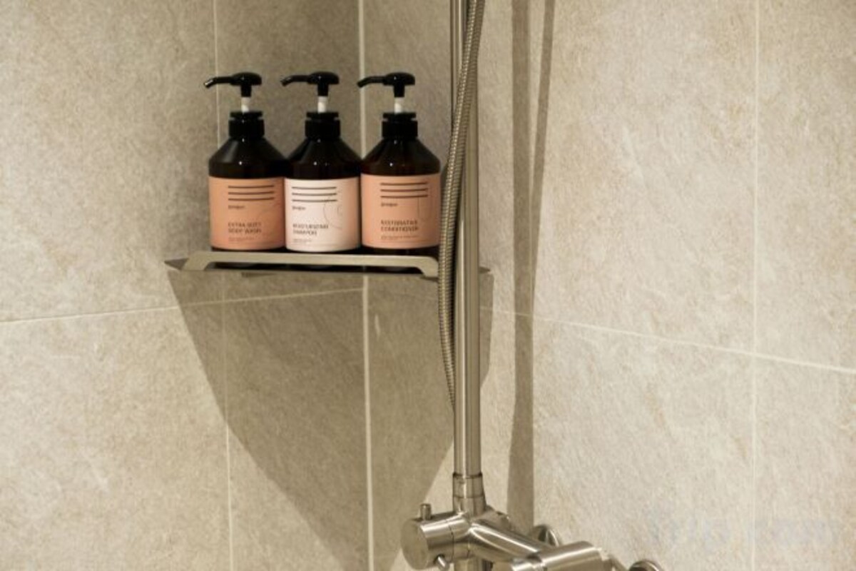 Amenidades de baño | Secadora de cabello, toallas, jabón, shampoo 