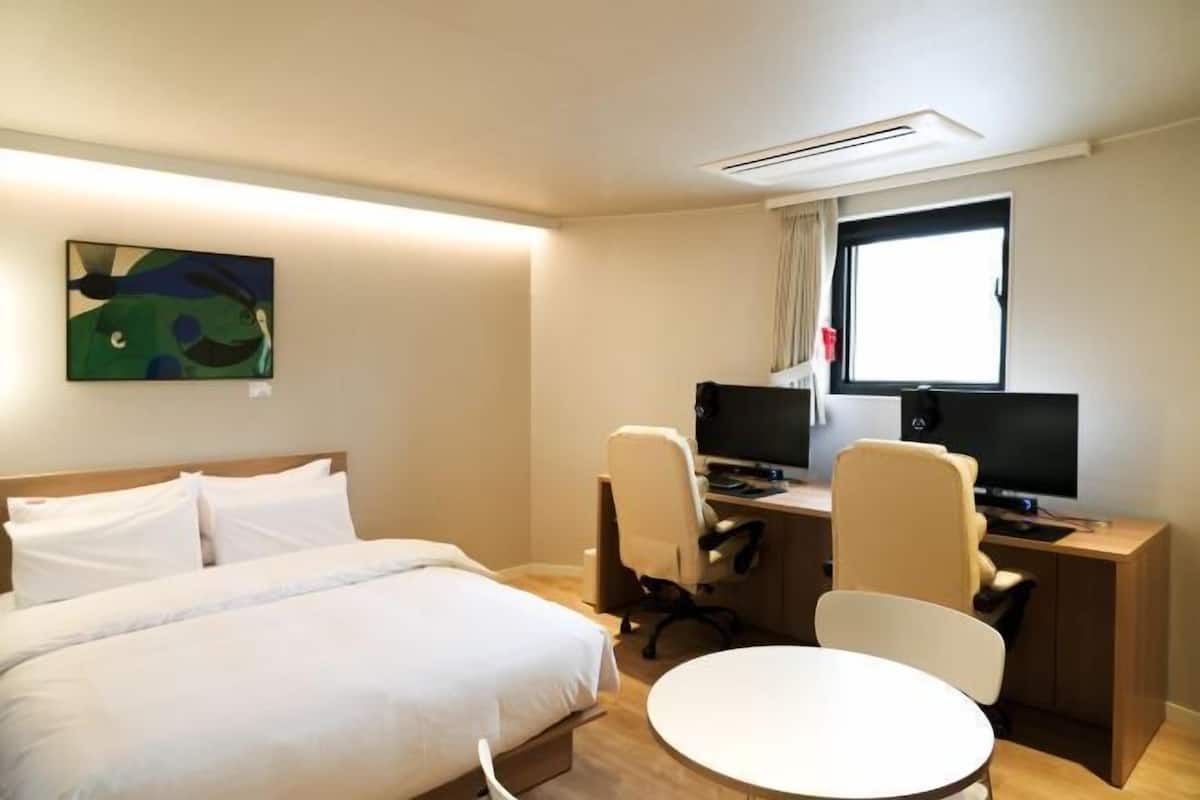 Premium bedding, WiFi (free), bed sheets