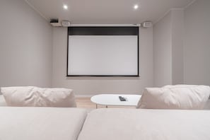 Movie SPA | Literie de qualité supérieure, Wi-Fi gratuit, draps fournis