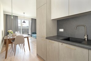Microwave, dishwasher, coffee/tea maker, cookware/dishes/utensils - Apartament Wojciechowskiego by Renters (Poznan)