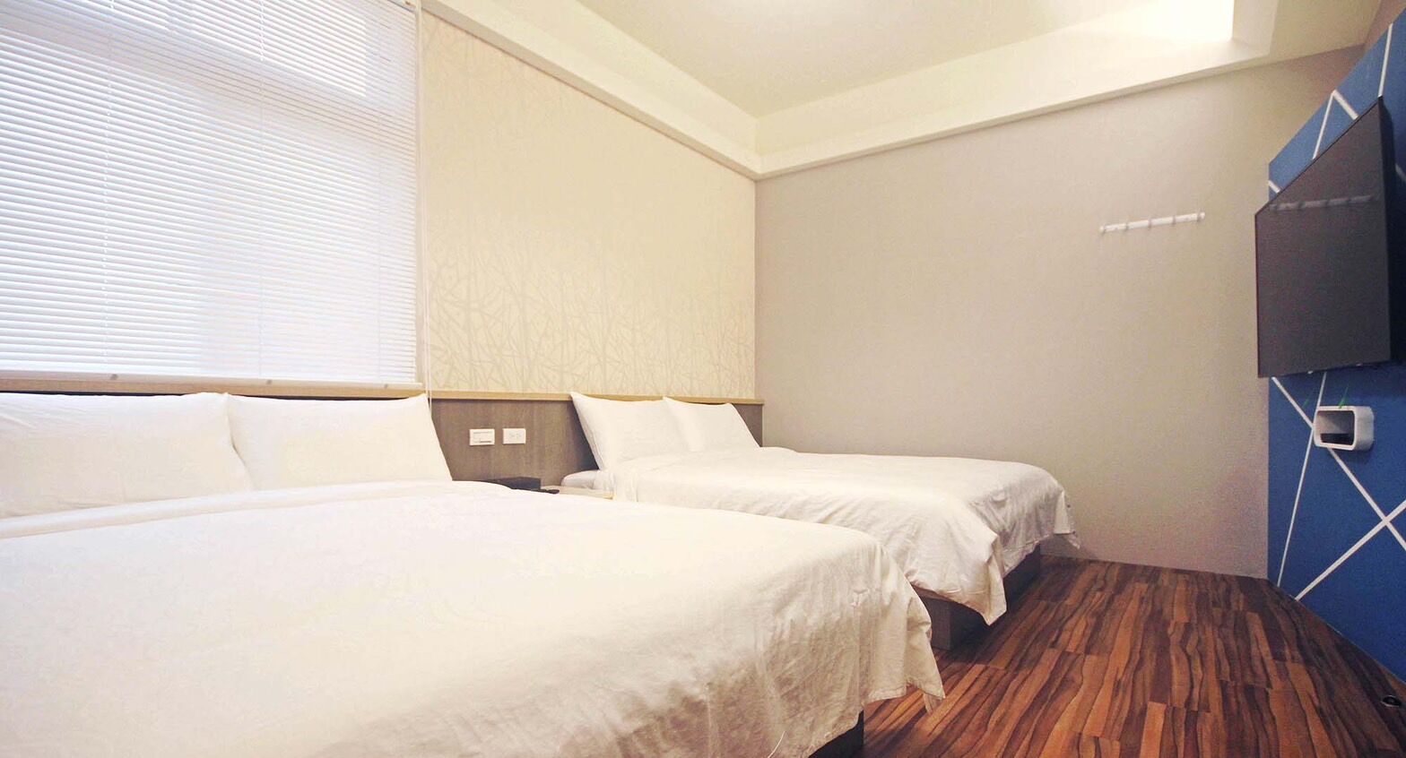 مكتب ومساحة عمل للكمبيوتر المحمول وستائر تعتيم وواي فاي مجانًا