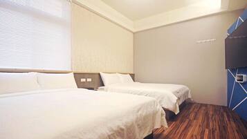 Business Quadruple Room | Desk, laptop workspace, blackout curtains, free WiFi
