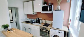 Jääkaappi, mikroaaltouuni, uuni, liesi