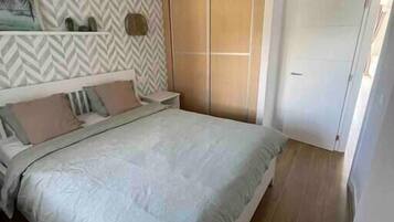 1 slaapkamer, een strijkplank/strijkijzer, reisbedje, internet