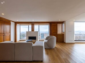 Una televisión, una oficina