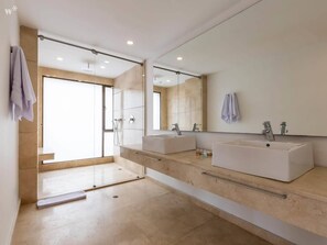 Dusche, Haartrockner, Handtücher
