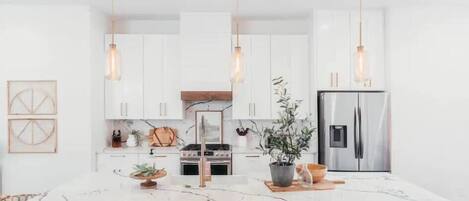 Refrigerador, microondas, horno, placa de cocina