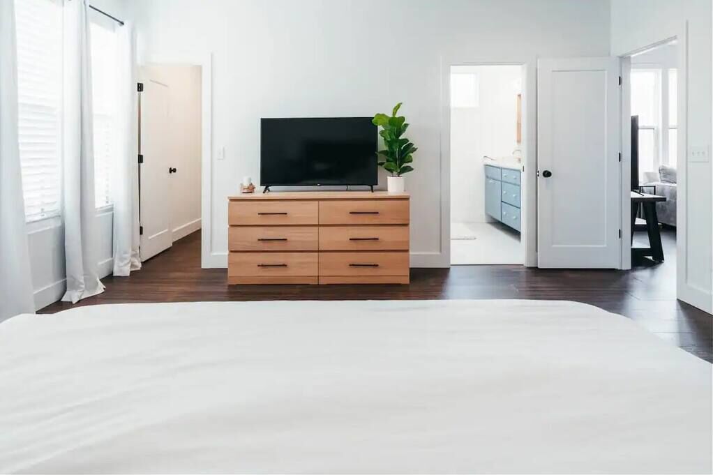 3 bedrooms, iron/ironing board, WiFi, bed sheets