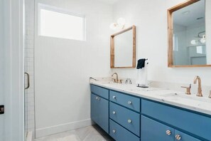 Bathtub, hair dryer, shampoo - Luxury home in the heart of Indy (Indianapolis)