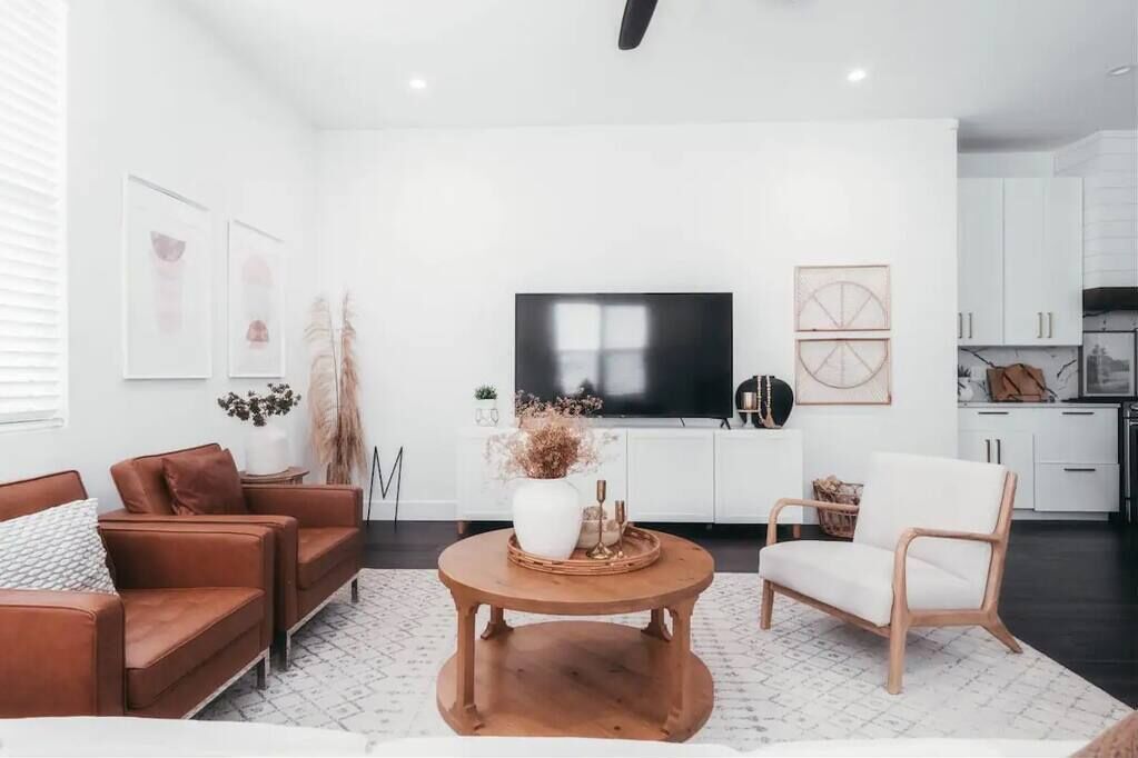 Télévision, cheminée, espaces bureaux