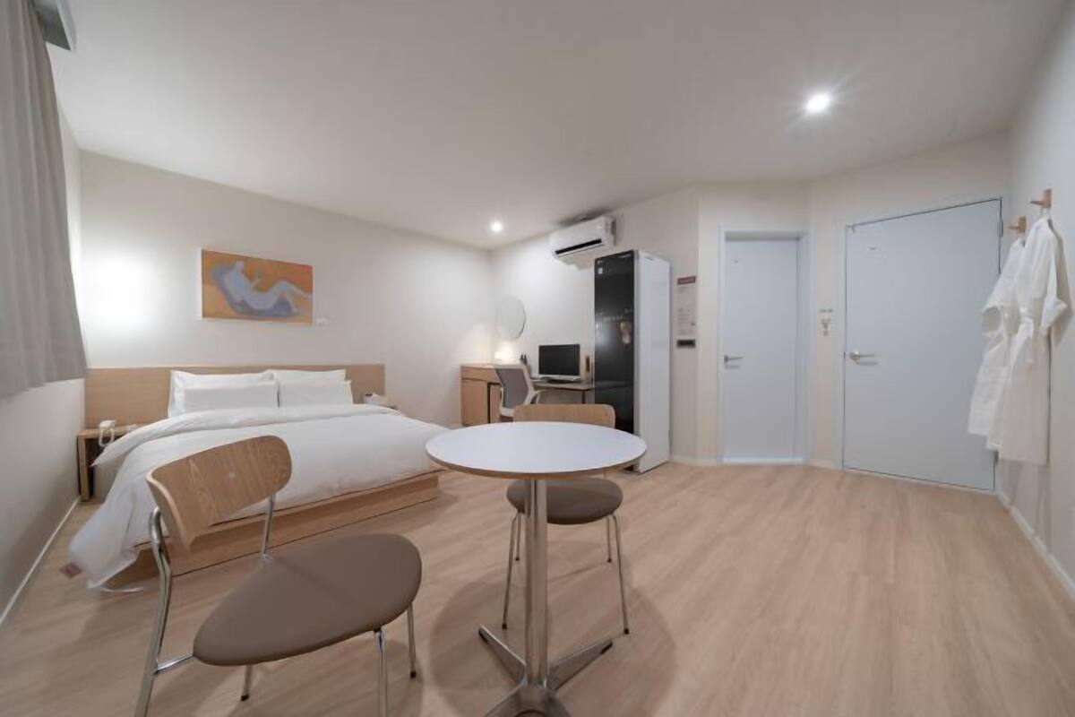 1 bedroom, premium bedding, free WiFi, bed sheets