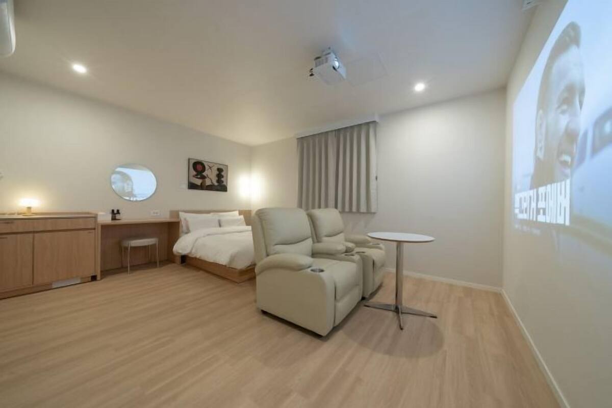 1 bedroom, premium bedding, free WiFi, bed sheets