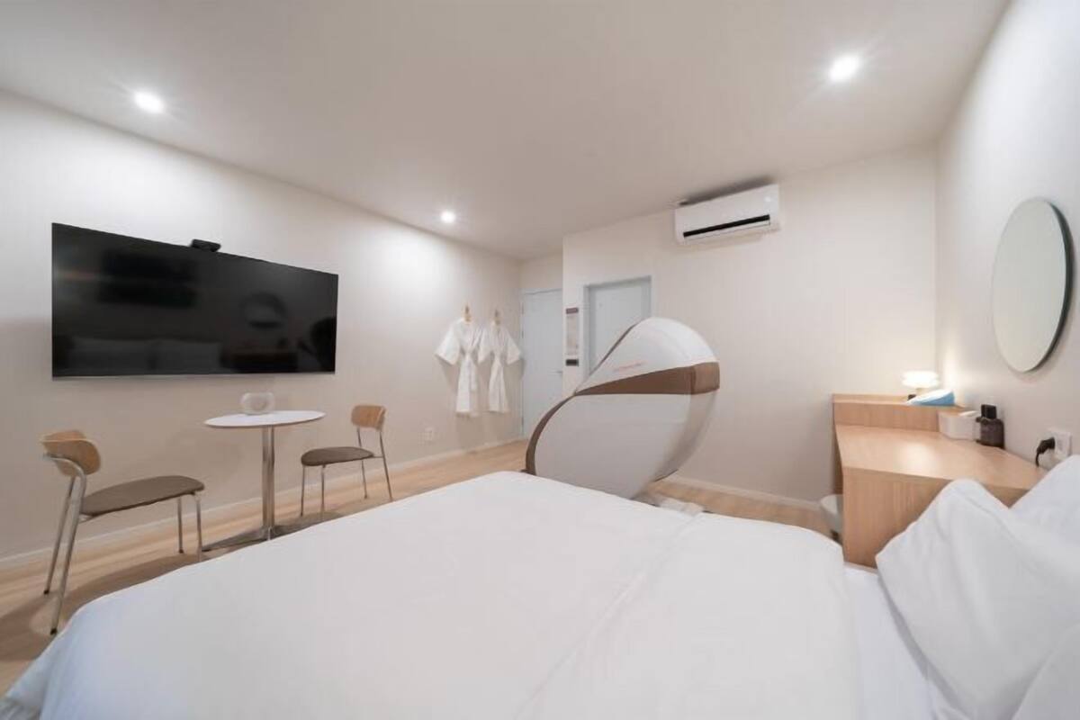 1 bedroom, premium bedding, free WiFi, bed sheets