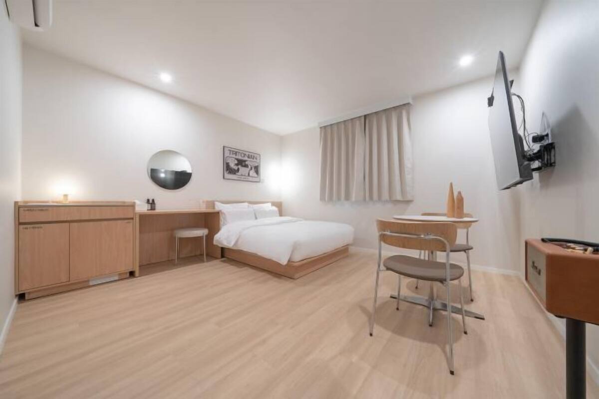 1 bedroom, premium bedding, free WiFi, bed sheets