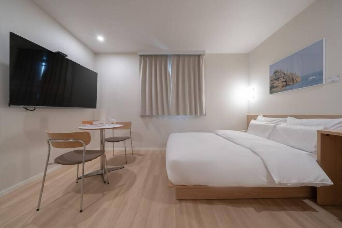 1 bedroom, premium bedding, free WiFi, bed sheets