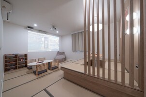 Party | Premium bedding, free WiFi, bed sheets