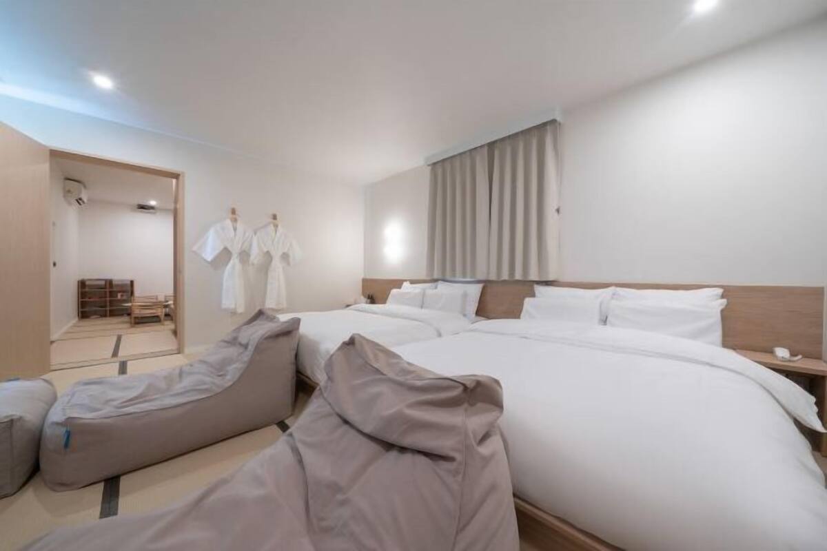 1 bedroom, premium bedding, free WiFi, bed sheets