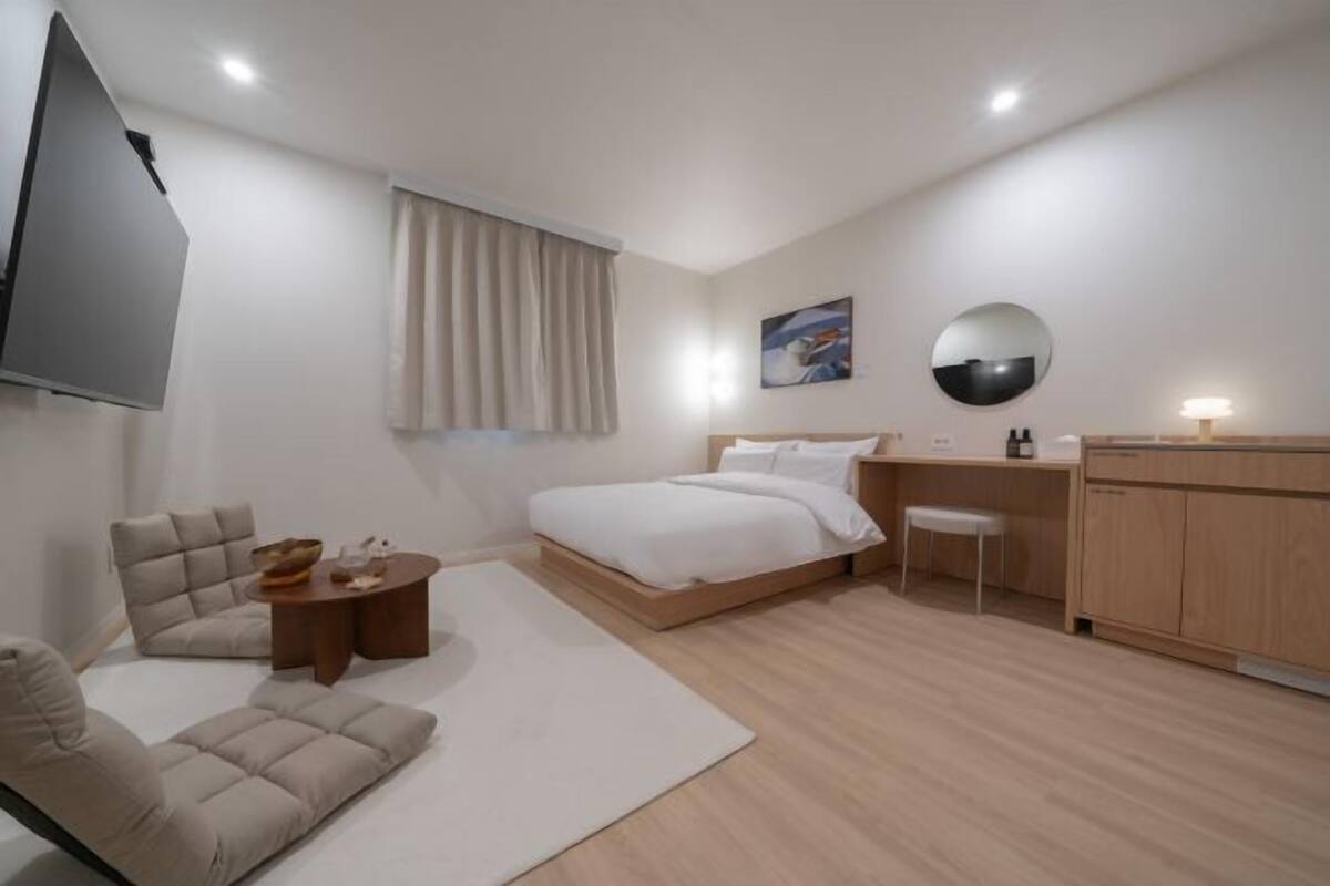 1 bedroom, premium bedding, free WiFi, bed sheets