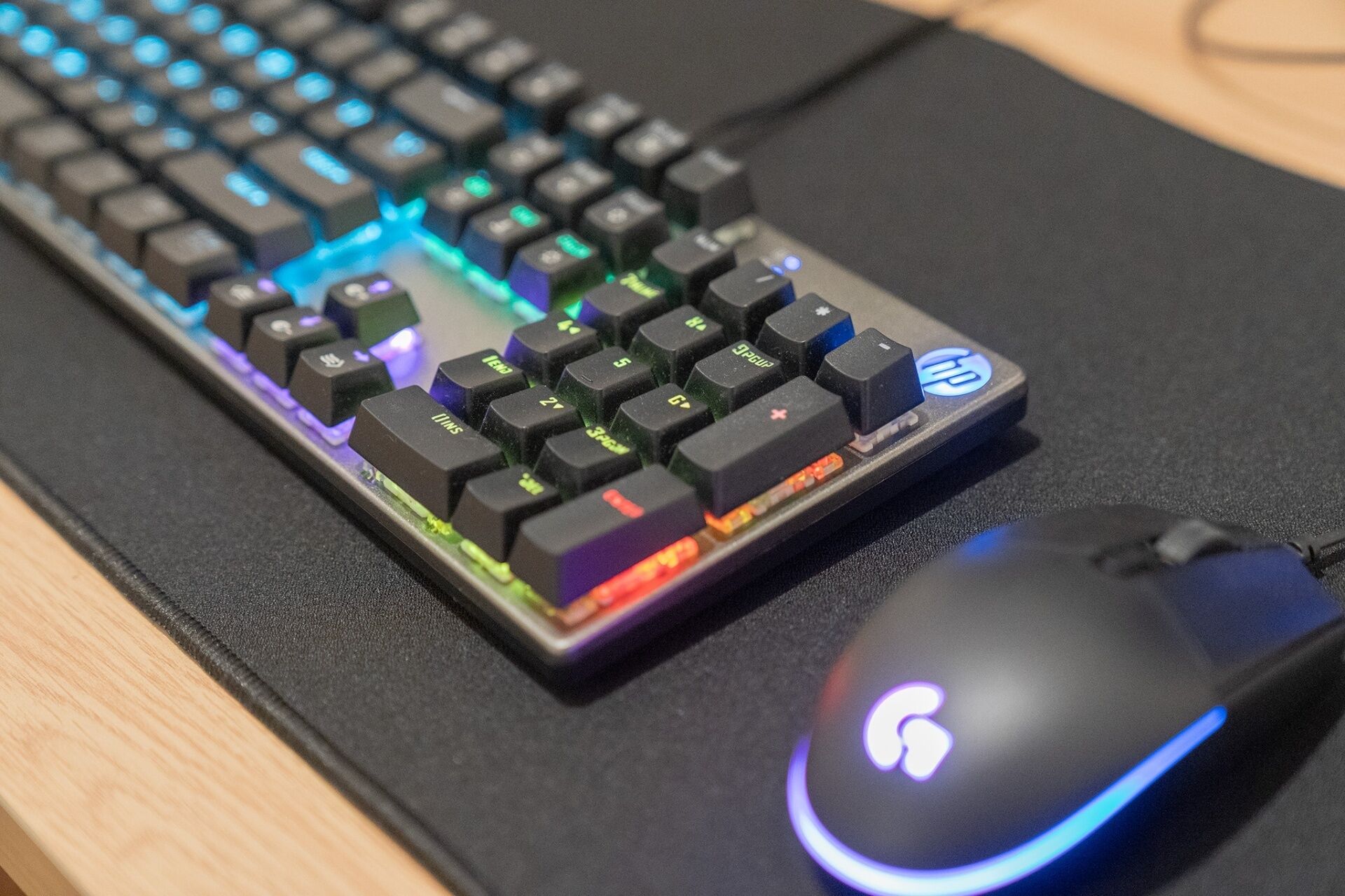 Eine schwarze mechanische Tastatur mit RGB-Beleuchtung und eine schwarze Maus.