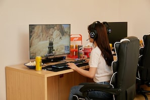 2PC | 1 bedroom, premium bedding, free WiFi, bed sheets