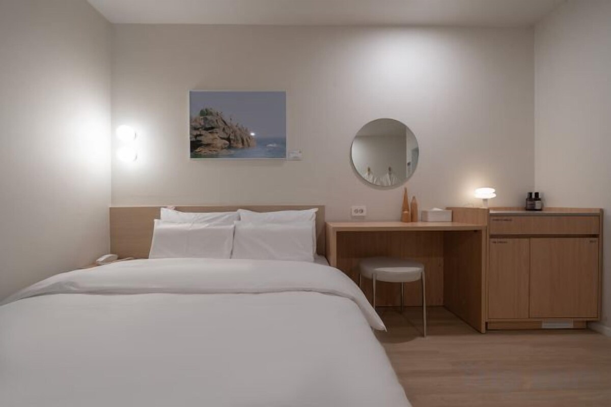 Premium bedding, WiFi (free), bed sheets