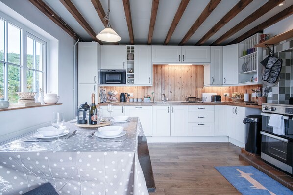 Luxury House | Private kitchen | Fridge, microwave, oven, stovetop