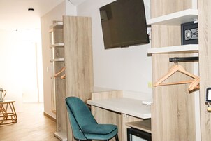 Deluxe Studio Suite | Premium bedding, down comforters, minibar, in-room safe