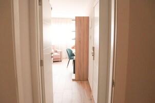 Ropa de cama de alta calidad, cubrecamas y minibar 