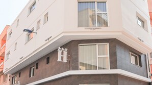 Un hotel de diseño moderno, con un llamativo letrero 'NARCEA HOTEL' en la fachada.