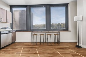 Réfrigérateur, four à micro-ondes, un four, surface de cuisson