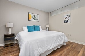 2 Schlafzimmer, Schreibtisch, Bügeleisen/Bügelbrett, Reisekinderbett