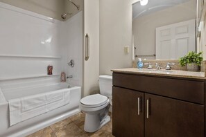 Bathtub, hair dryer, towels - Sleek 2BR Downtown Retreat with Gym (Pittsburgh)
