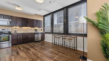 Coffee/tea maker, fridge, microwave, oven