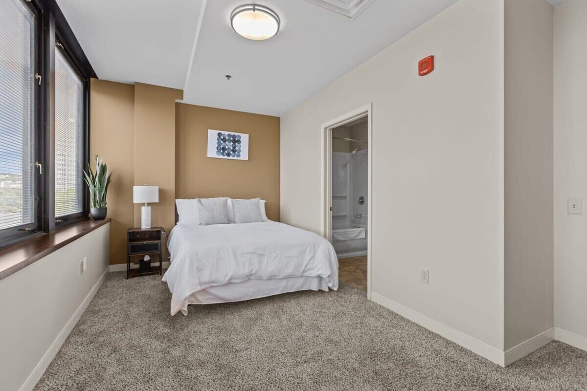 2 chambres, bureau, fer et planche à repasser, lit parapluie