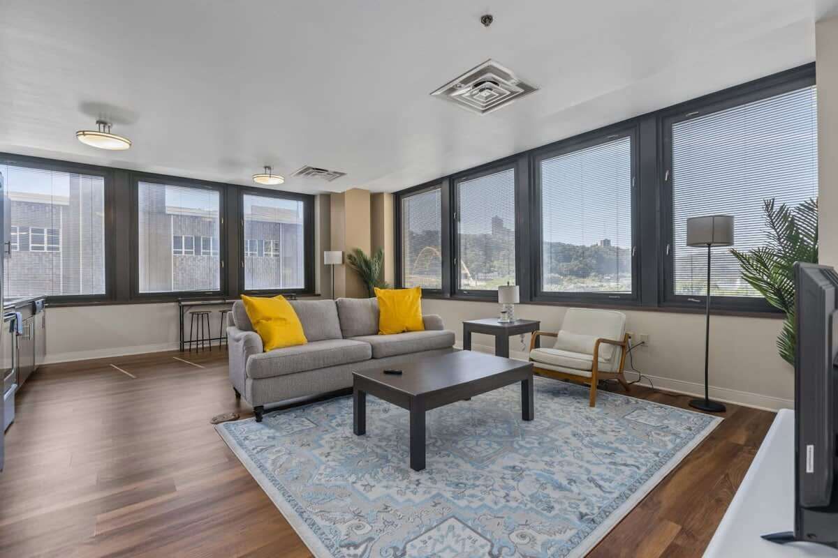 Smart-TV, stereoanlegg og kontorer