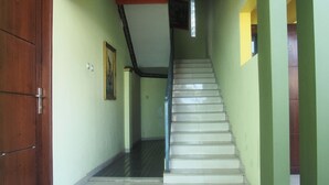 Staircase - OYO Life 90646 Villa Karsinem Pasuruan (Prigen)
