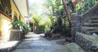 OYO Life 90646 Villa Karsinem Pasuruan