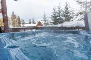 Outdoor spa tub - The Stemwinder Solar Lodge by Simply Kimberley (Kimberley)