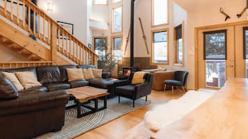 智能电视、壁炉、桌上足球