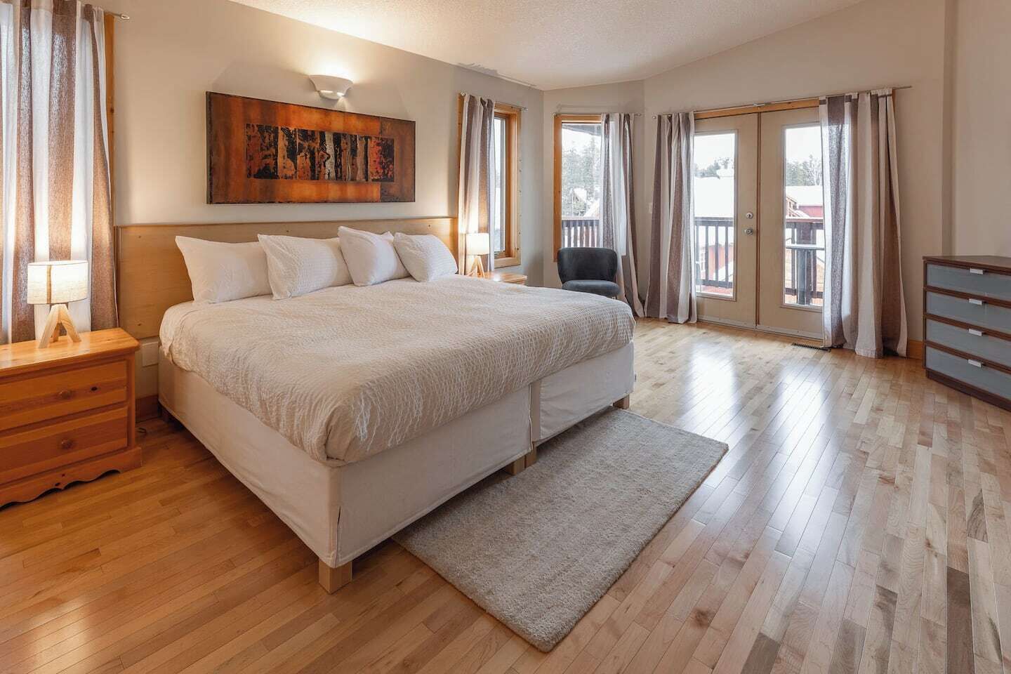 8 bedrooms, travel crib, free WiFi, bed sheets