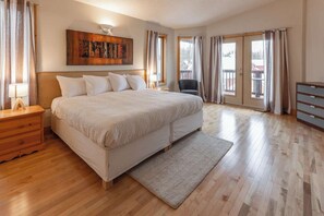8 bedrooms, travel cot, free WiFi, bed sheets