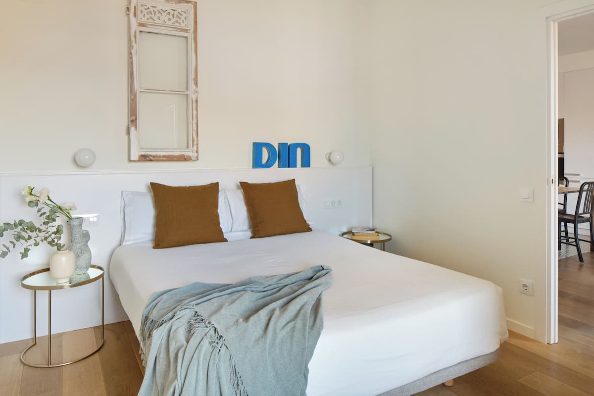 Iron/ironing board, WiFi (free), bed sheets