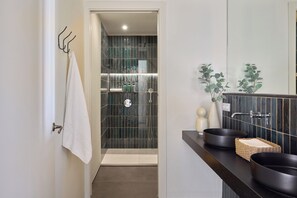 Rainfall showerhead, hair dryer, towels, soap - Factory Apartments Barcelona (Barcelona)
