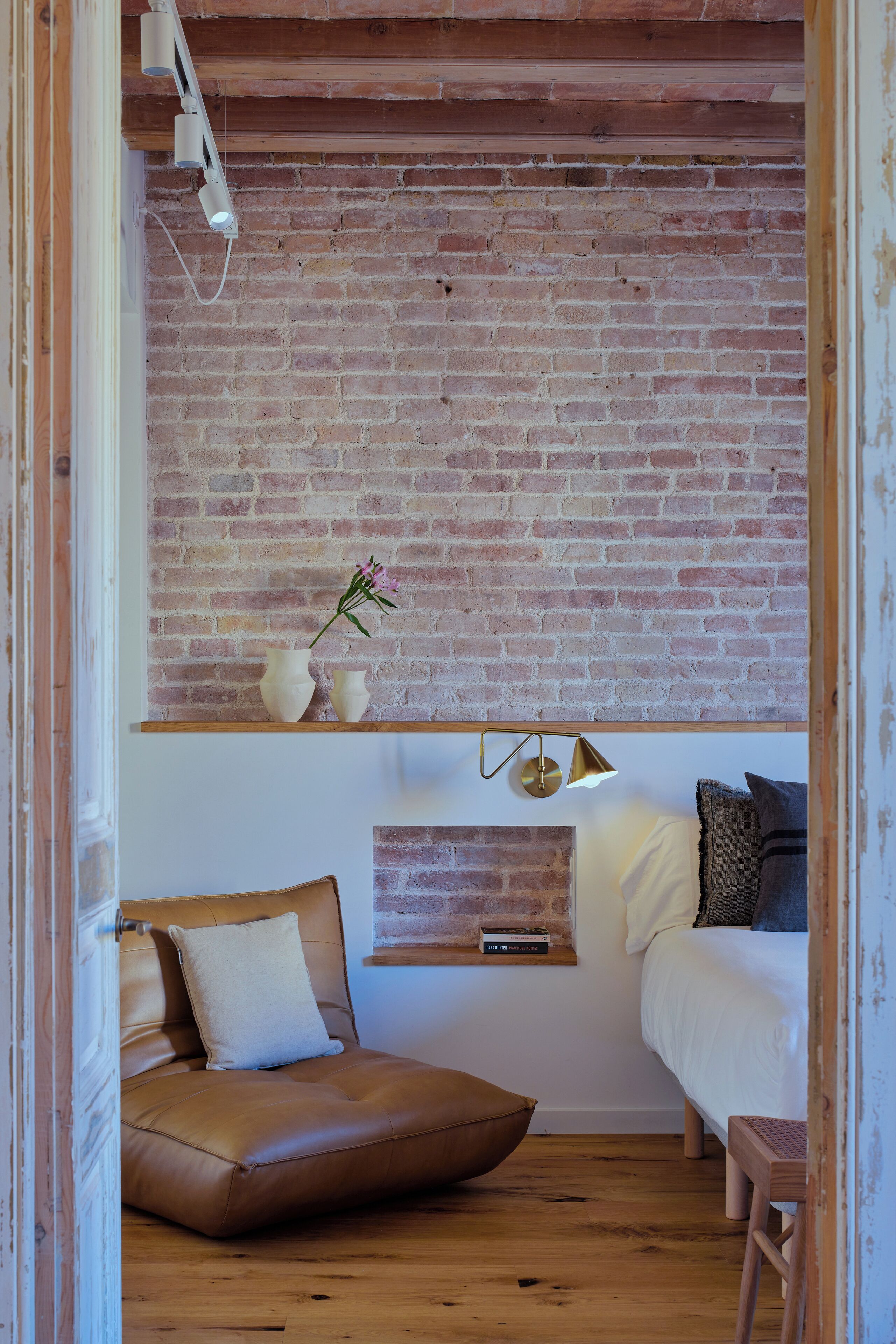 Setrika/meja setrika, Wi-Fi gratis, dan seprai linen