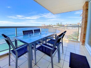 Outdoor dining - Gobsmacking Views 6 with Direct Beach Access (Sutherland Shire Council)