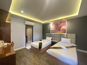 Standard Room, 1 Bedroom | In-room safe, desk, blackout drapes, free WiFi - Metro Link Ratchada Hotel (Bangkok)