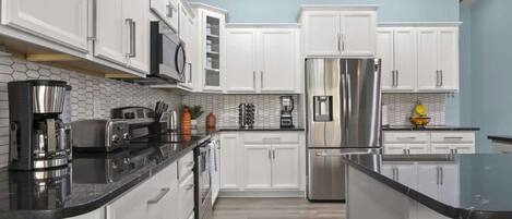 Jääkaappi, mikroaaltouuni, uuni, liesi