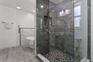 Douche, séchoir à cheveux, serviettes fournies, shampooing